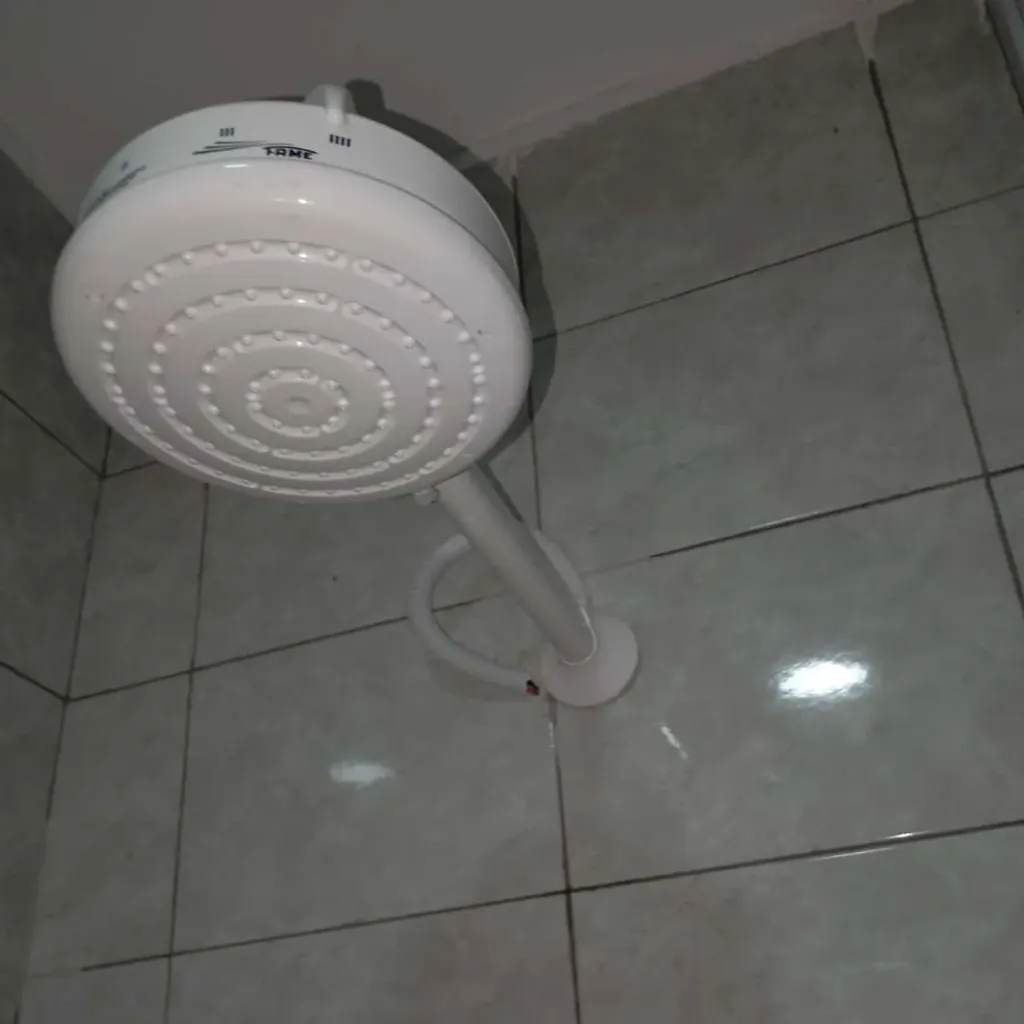 FAME Evidence 4T Instant Shower Head + Shower Arm